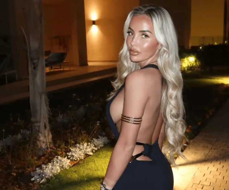 太阳报:帕尔默模特女友更新社交动态,性感黑色长裙尽显好身材